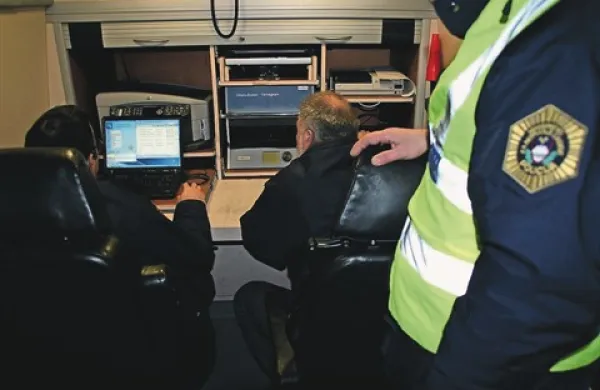 Policisti vse tujce preverijo v mobilni policijski postaji v kombiju