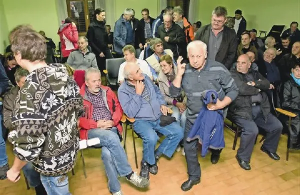 Srečanje na temo vetrnic v Senožeških brdih je protestno zapustila polovica udeležencev, saj se niso strinjali, da bi jim organizatorji projekt predstavili ločeno, po temah