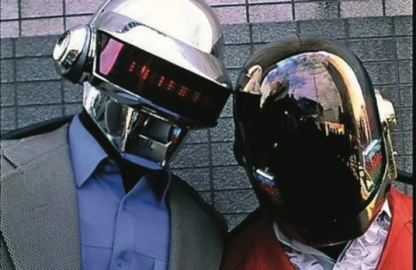 Zamaskirani francoski duet Daft Punk je pobral štiri grammyje, med njimi najbolj prestižni nagradi za ploščo (Get Lucky) in za album leta (Random Access Memories)