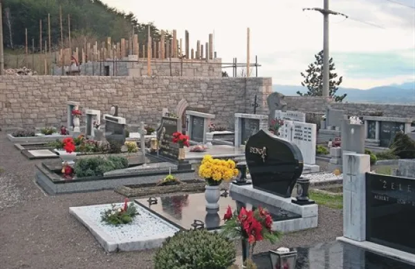 Okrajno sodišče v Ilirski Bistrici je pritrdilo Jošku Delostu iz Šembij, ki je opozarjal, da je sklepanje pogodb krajevne skupnosti za oddajo grobov (na fotografiji pokopališče v Šembijah) z zahtevo po plačilu 30 evrov za eno leto nazaj nezakonito