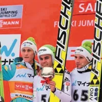 Slovenski trio na odru za zmagovalce: Peter Prevc, zmagovalec Jernej Damjan in Robert Kranjec