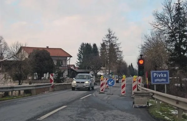 Polovična zapora bo otežila promet,  zlasti v jutranjih in popoldanskih konicah bodo nastajale kolone. Za  osebna vozila je obvoz možen z odcepom za vas Žeje skozi naselje po vzporedni Reški cesti.