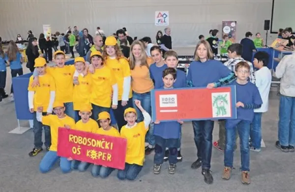 Primorski ekipi na sobotnem tekmovanju: RoboSončki iz Kopra z mentorico Alenko Malej (na sredi) in          RoboMonsters iz  Nove Gorice 