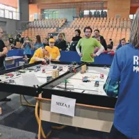 Ekipe se s svojimi roboti pomerijo na poligonih, ki so enaki po vsem svetu  