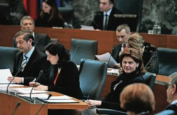 Vlada trdo dela, da bi zagnala gospodarstvo in omogočila ustvarjanje novih delovnih mest, je na poslansko vprašanje Andreja Vizjaka (SDS) ob začetku redne januarske seje v DZ poudarila premierka Alenka Bratušek