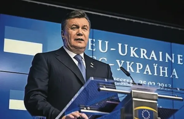 Opozicijski voditelj Arsenij Jacenjuk  je zavrnil ponudbo predsednika Viktorja Janukoviča (na fotografiji), da postane novi premier
