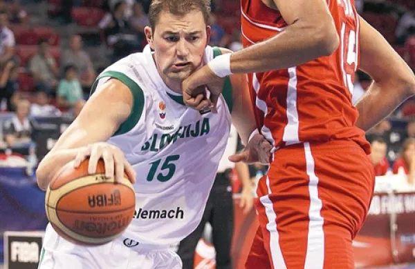 Primož Brezec v akciji na svetovnem prvenstvu leta 2010 v Turčiji, ko je zadnjič oblekel reprezentančni dres