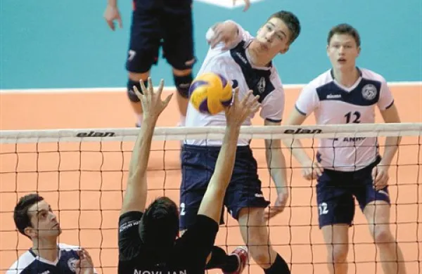   Jure Okroglič ( v belem dresu desno), ki spremlja zaključek Urbana Česnika, si je včeraj priigral najlepše darilo za 17. rojstni dan 