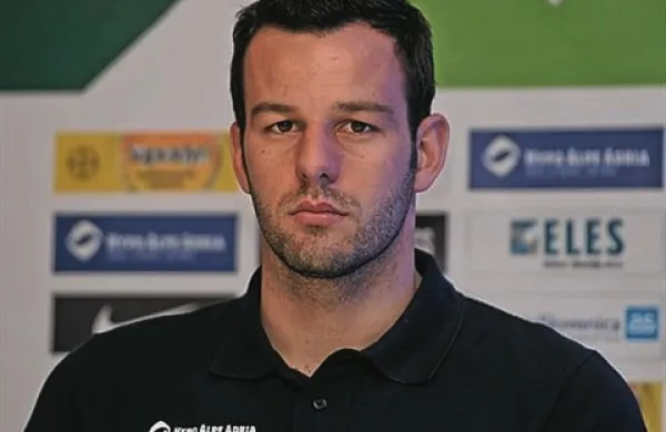 Slovenskega reprezentančnega vratarja Samirja Handanovića, ki nosi dres milanskega Interja, so igralci izbrali v najboljšo enajsterico serie A