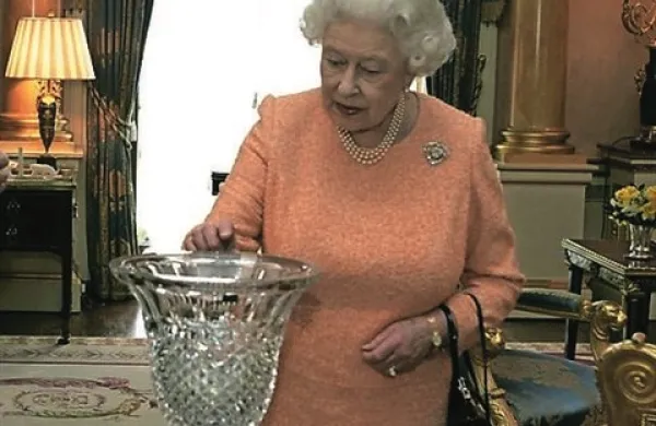 Britanski poslanci gospodinjstvo kraljice Elizabete II. pozivajo k zmanjševanju stroškov