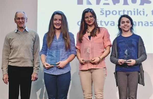 Najboljše posameznice v gimnastiki za vse (od desne): Ela Sabadin, Ana Janko in Rebeka Grižon ob Miru Cerarju