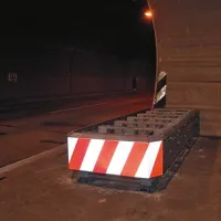 Naletne mehove postavljajo na zunanji rob stene odstavne niše, tako da se vozniki ne morejo zaleteti v zunanji vogal niše. Na notranji strani ostane še približno 165 centimetrov prostora; večina vozil je širših, za voznike z ožjimi avti pa je praktično