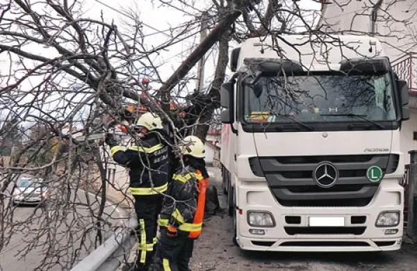 Sežanski gasilci so v Križu pomagali vozniku tovornjaka, da je lahko nadaljeval pot proti pršutarni