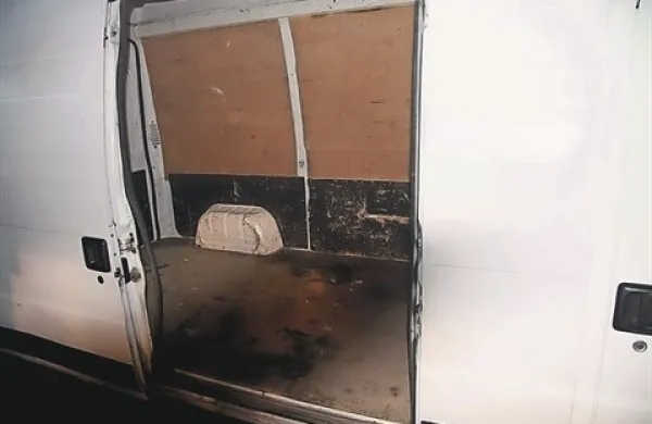 Organizatorji natlačijo v kombije brez sedežev tudi po 25 in več ilegalcev, tako da je zaslužek večji