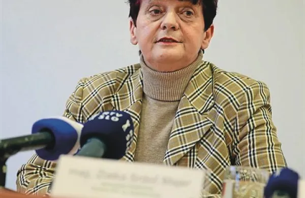Generalna direktorica Zavoda RS za zaposlovanje Zlatka Srdoč Majer zanika vse očitke ministrstva za delo, družino, socialne zadeve in enake možnosti, ki je vladi predlagalo njeno razrešitev