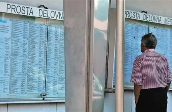 Zavod RS za zaposlovanje je do danes vložil 553 tožb zoper zaposlene, s katerimi zahteva vračilo preplačanih plač v višini 2,19 milijona evrov bruto
