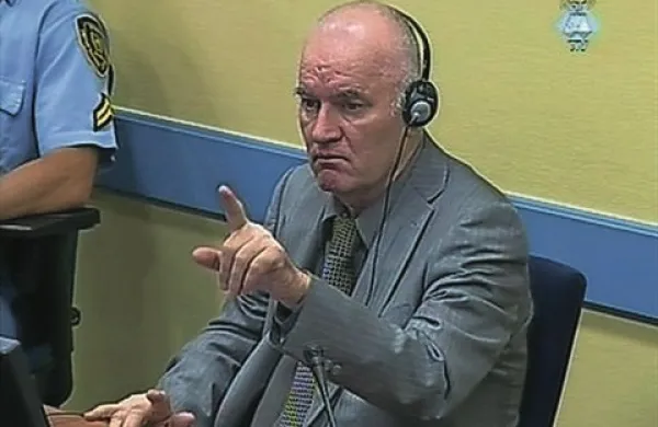 Ratko Mladić je pred začetkom pričanja sodišče označil za satansko in poudaril, da ga ne priznava