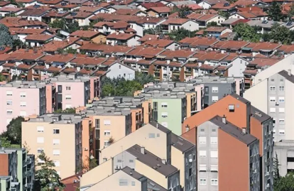 Večstanovanjske stavbe, ki niso na trgu, naj ne bi potrebovale energetskih izkaznic. Oddahnejo si lahko tudi tisti, ki kupca ali najemnika za svojo nepremičnino iščejo prek oglasov.
