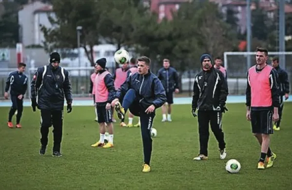 Tekmec koprskih nogometašev (na fotografiji) bo druga ekipa hrvaškega prvenstva Rijeka, s katero  je poleti Koper  na  Kantridi izgubil z 1:2