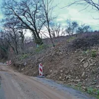 Lokalna cesta med Turki in Potokom je že od petka zaprta zaradi zemeljskega plazu 