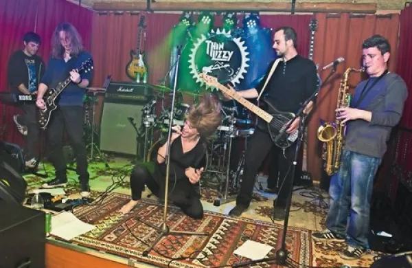 Obalna rock skupina Stino je v sežanskem glasbenem klubu Thin Lizzy na koncertu preigravala tudi lastne skladbe