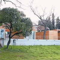 Nesojena betonska ploščad s štirimi montažnimi hiškami ...