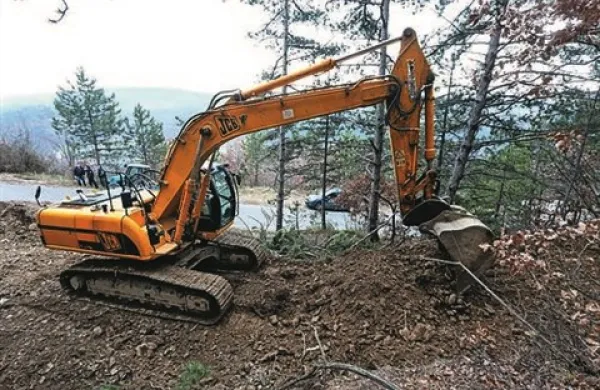 V Bezovico so  pripeljali stroje