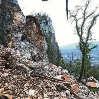 V Bezovico so  pripeljali stroje