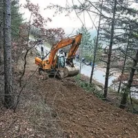 V Bezovico so  pripeljali stroje