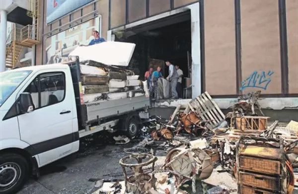  
 Požar, ki je izbruhnil ob skladiščnih vratih na nakladalni rampi koprske Lesnine, je povzročil za 278.583 evrov škode
