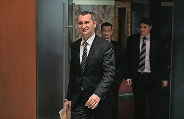 Na četrtkovi interpelaciji se ministru Samu Omerzelu    obeta   zadostna podpora