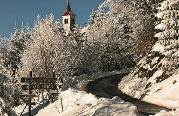 Do petka zjutraj bo v višjih legah severne Primorske in predvidoma v zahodnem delu Gorenjske zapadlo približno  50 centimetrov snega, lokalno tudi več, piše v opozorilu na spletnih straneh Agencije RS za okolje