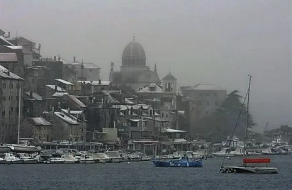 Zaradi snega in ledu na ulicah so šibeniške mestne oblasti odpovedale jutranji pouk v mestnih osnovnih in srednjih šolah