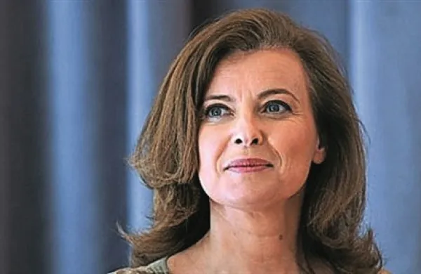 Nekdanja partnerka francoskega predsednika Francoisa Hollanda Valerie Trierweiler je za današnjo izdajo francoskega tednika Paris Match dejala, da se je počutila, kot da je “padla s stolpnice”, ko je izvedela za razmerje Hollanda z igralko Julie Gayet