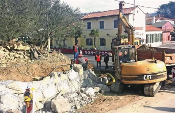 Včeraj so se na zapuščeno gradbišče v Seči spet vrnili delavci, ki bodo dokončali pločnik in podporni zid
