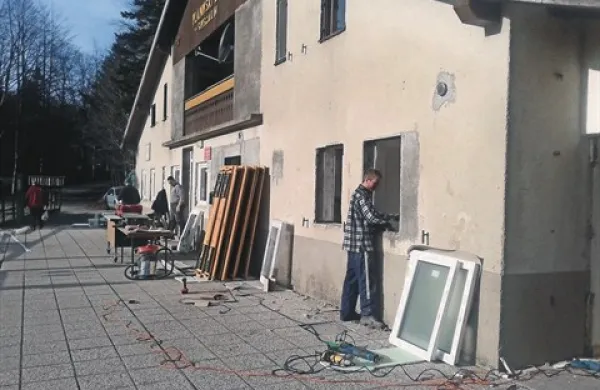Delavci so pred januarskim sneženjem  zamenjali  okna in vrata v planinskem  domu na Sviščakih 