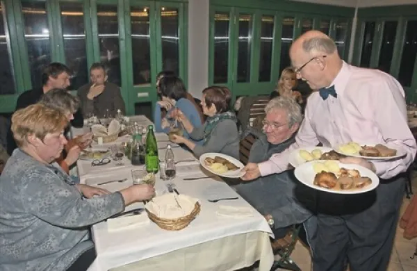 V gostilni Skok v Štorjah so se kolegom s Krasa in iz hrvaške Istre predstavili s sezonskimi kraškimi jedmi