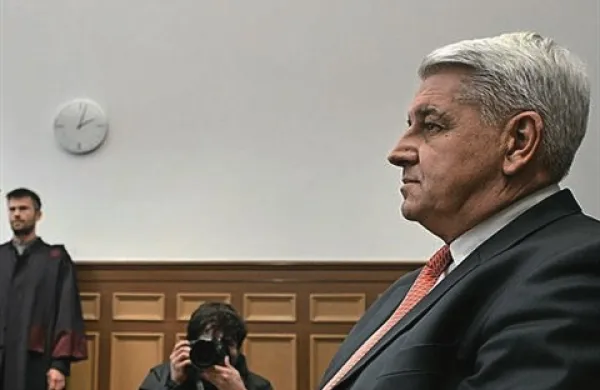Prvostopenjsko sodišče je nekdanjega direktorja Stanovanjskega sklada Edvarda Ovna spoznalo za krivega zlorabe položaja pri preprodaji zemljišč v letih 2002 in 2003 in ga obsodilo na štiri leta in pol zaporne kazni