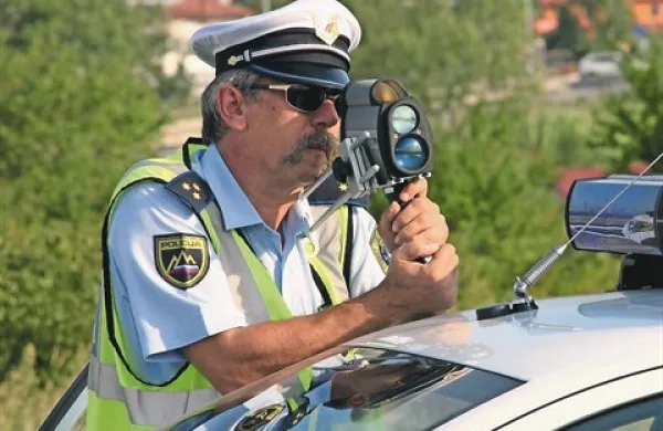 Iz ročnega laserskega merilnika policisti kršiteljem ne morejo natisniti dokazila o prekršku, ampak je po zakonu dovolj, da ga seznanijo s podatki na ekranu