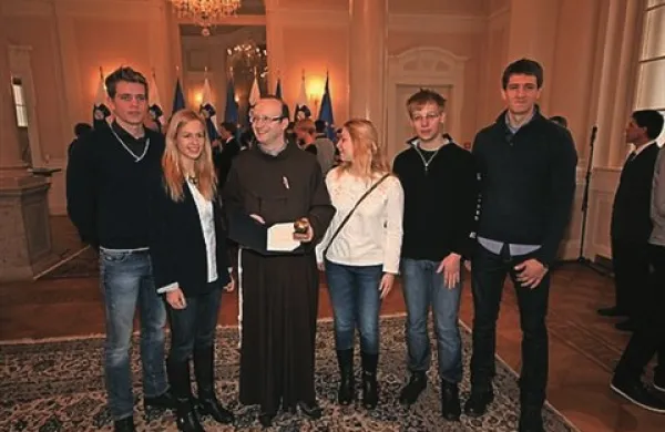 Pahor Knavsu in Krpanu podaril jabolko navdiha