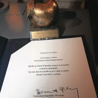 Pahor Knavsu in Krpanu podaril jabolko navdiha