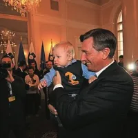 Pahor Knavsu in Krpanu podaril jabolko navdiha