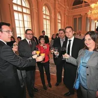 Pahor Knavsu in Krpanu podaril jabolko navdiha