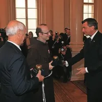 Pahor Knavsu in Krpanu podaril jabolko navdiha