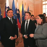Pahor Knavsu in Krpanu podaril jabolko navdiha