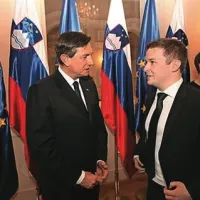 Pahor Knavsu in Krpanu podaril jabolko navdiha