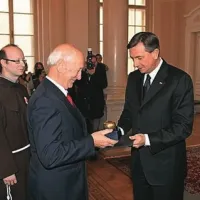Pahor Knavsu in Krpanu podaril jabolko navdiha