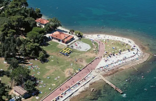 Svetilnik je še vedno  precej neurejen. Občina bo v bistvu plačala  napake nekdanjih  direktorjev Komunale, Marina Domia in Alojza Zorka. Prvi je pred urejanjem pozabil zaprositi za   gradbeno dovoljenje, drugi je  priznal navite odškodnine nesojenim