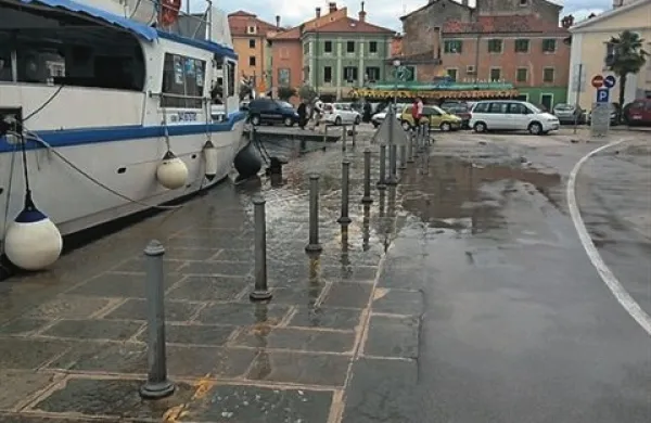 Morje poplavljalo v Piranu in Izoli