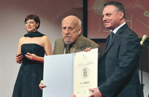  Bert Pribac (levo, na fotografiji z Igorjem Teršarjem), dobitnik srebrne plakete za  ustvarjalno delo na področju literature 